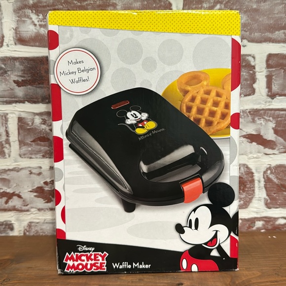 MICKEY MOUSE WAFFLE MAKER DISNEY- MAKES MICKEY SHAPED HEAD- NEW IN BOX - Picture 1 of 6